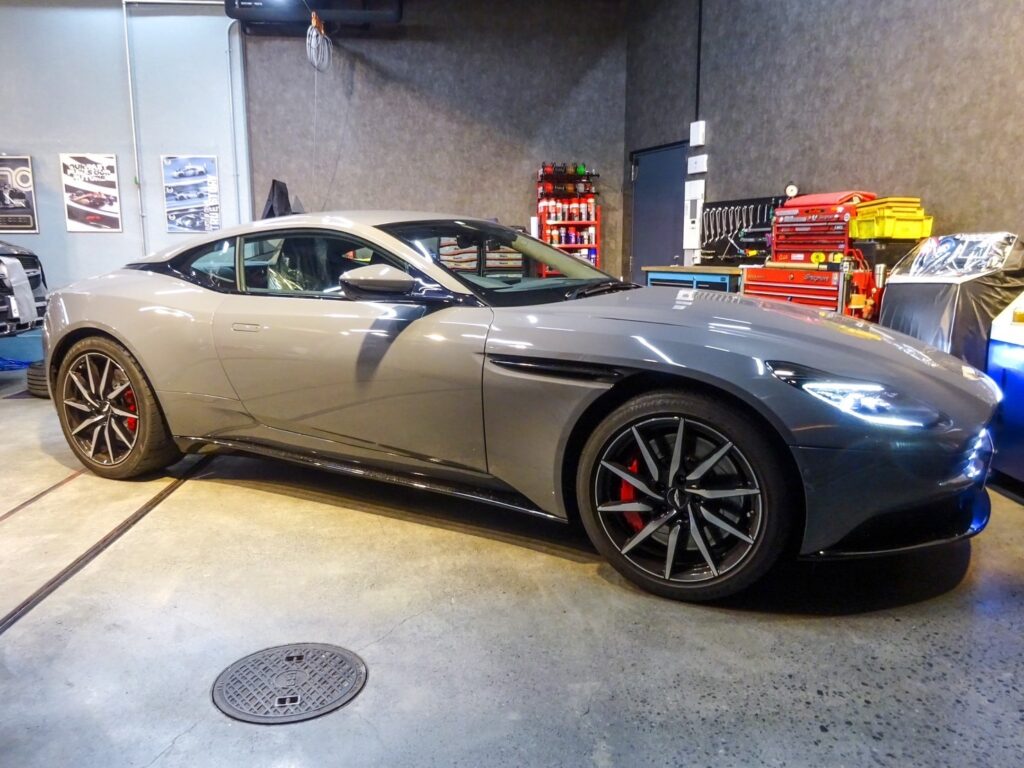 ASTON MARTIN DB11 ブレーキ鳴き 修理 (前後鳴き止め施工・リアブレーキパッド交換・リアブレーキローター研磨)